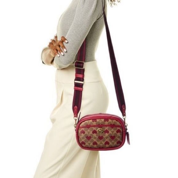 Coach camera bag hearts print from Valentine’s 2022 edition - Picture 7 of 13